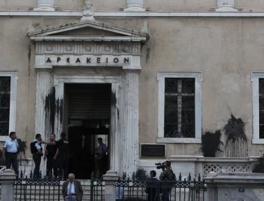 Επίθεση αριστεριστών και του «Ρουβίκωνα» στο ΣτΕ - Κατέστρεψαν την πρόσοψη του ανώτατου δικαστηρίου (βίντεο)